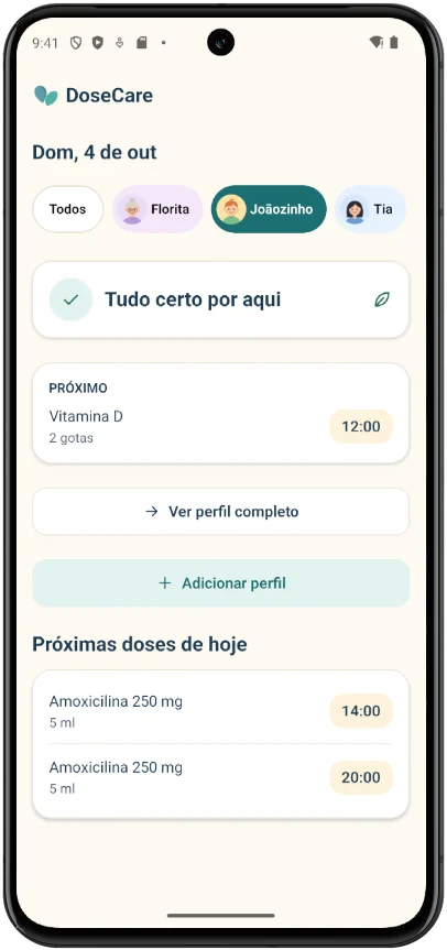 Tela inicial filtrada pelo perfil Joãozinho: a próxima dose de Vitamina D às 12:00 e as doses de Amoxicilina de hoje, às 14:00 e às 20:00.