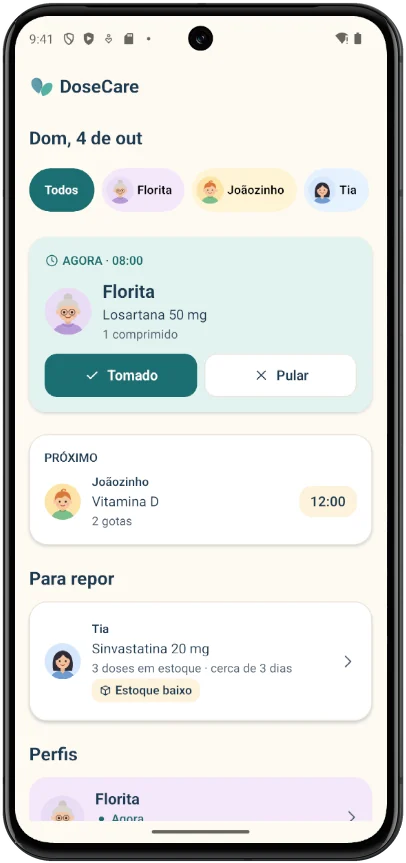 Tela inicial do DoseCare: a dose de Losartana da Florita em destaque com os botões Tomado e Pular, a próxima dose de Vitamina D do Joãozinho às 12:00 e a Sinvastatina da Tia na lista Para repor.